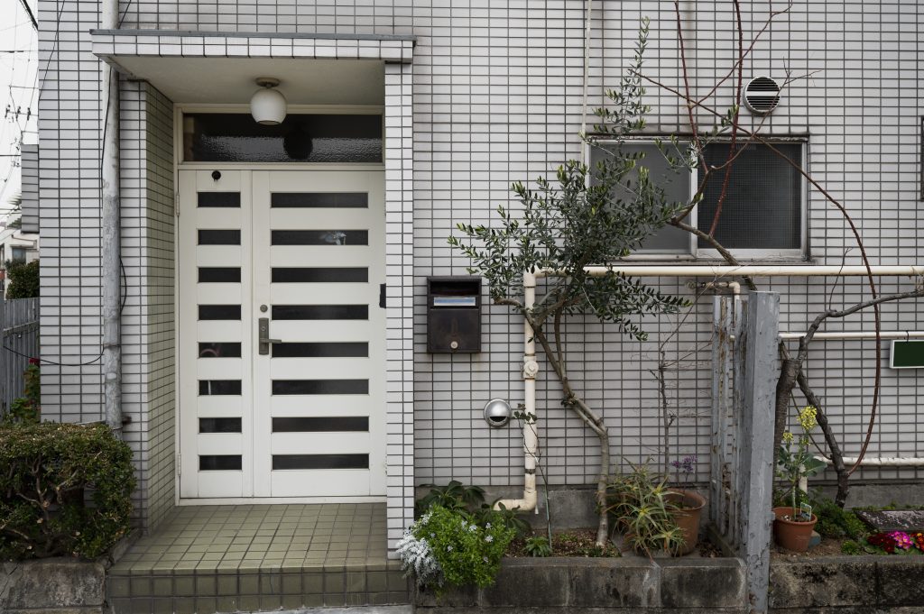 house-entrance-nature-japanese-culture_1L5We3I